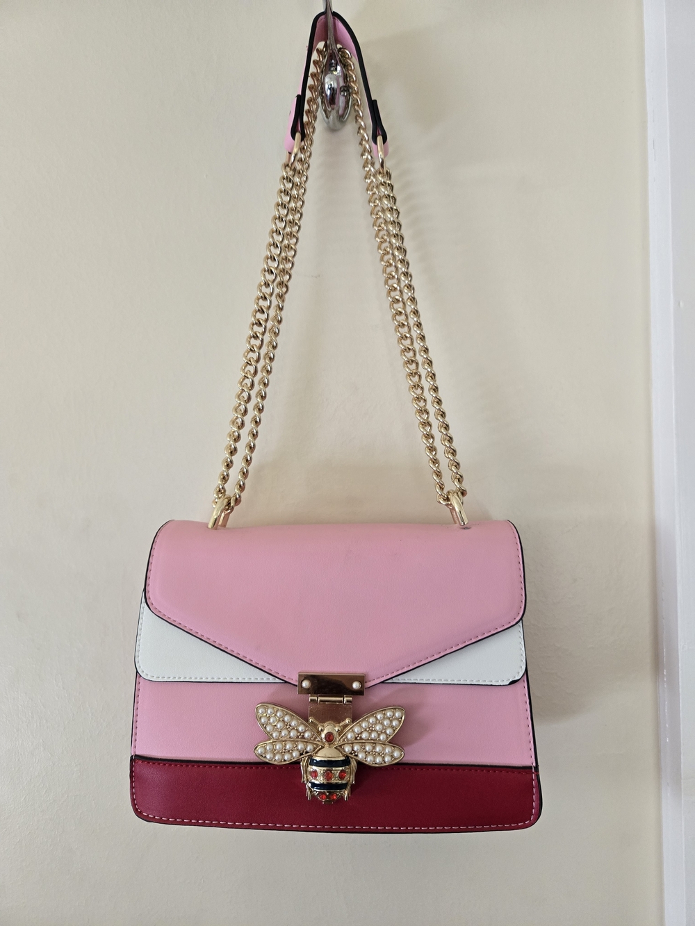 Keri Jeweled Bee Crossbody bag featuring a color-block design and a gold chain - Picture 6 of 10